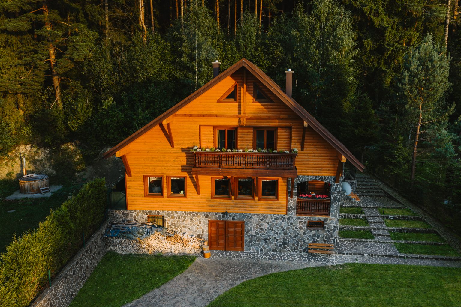pohľad na chata aurora v lese